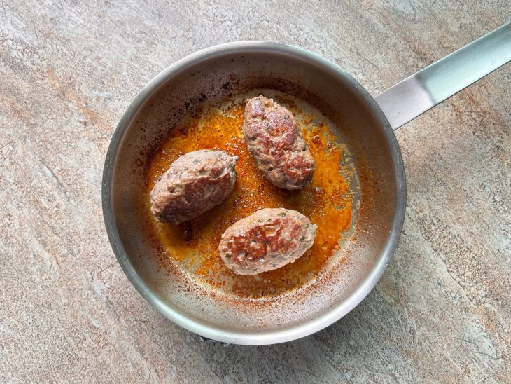 Na frigideira, as kaftas já douradas.