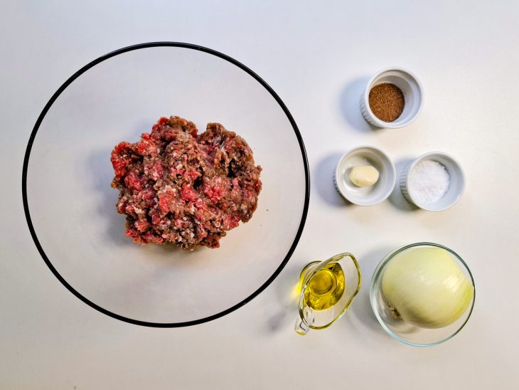 Ingredientes reunidos numa bancada para o preparo da receita.