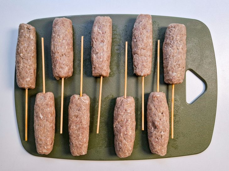 Kaftas moldadas sobre uma tábua.