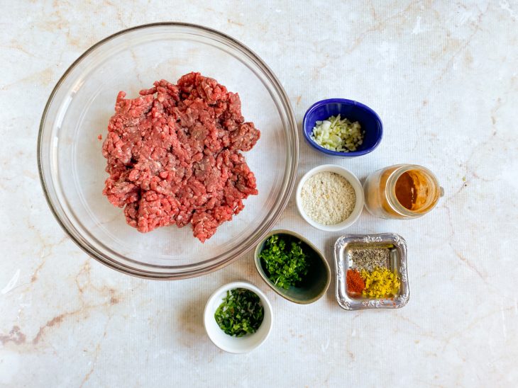 Ingredientes separados sobre a bancada.