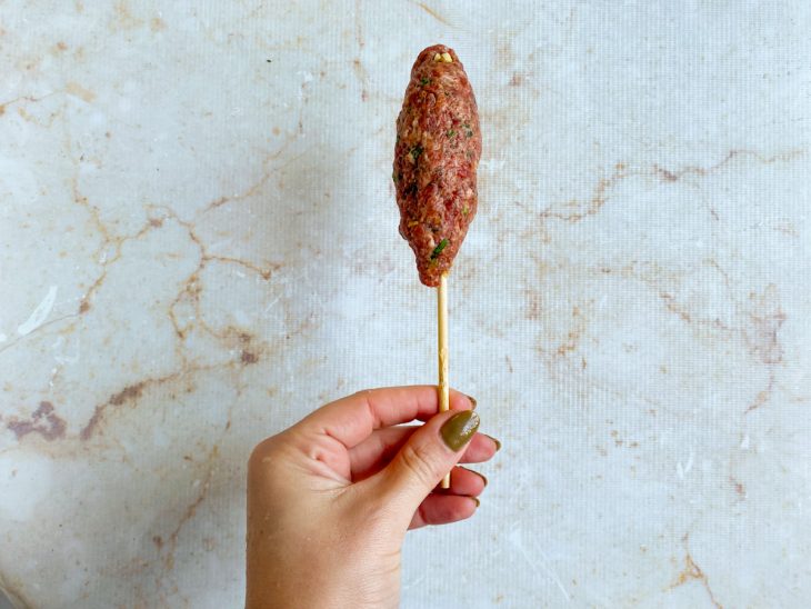 Porções de carne modeladas no palito.