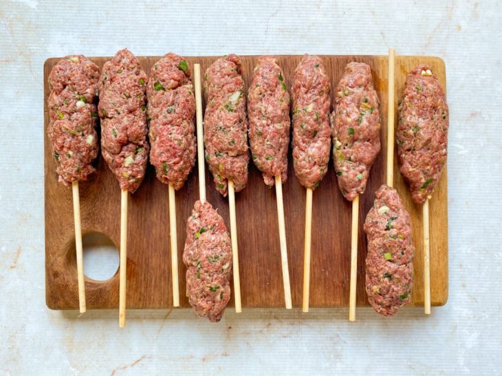 Várias porções de carne modeladas no palito.