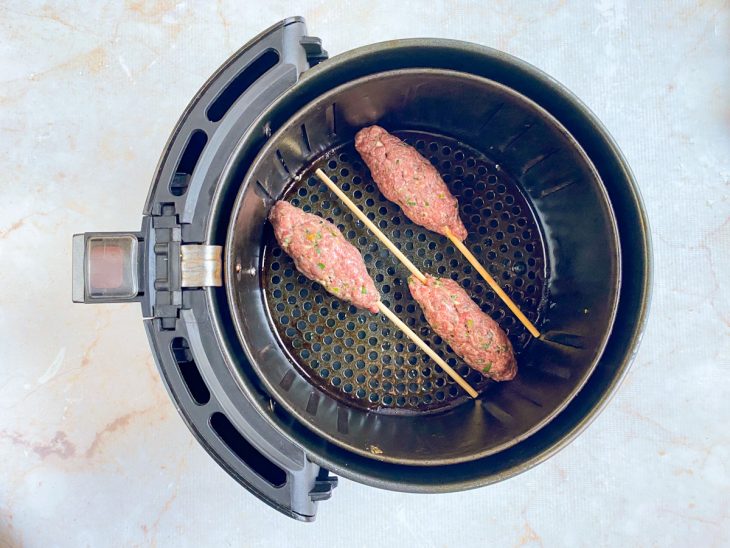 Porções de carne modeladas no palito na airfryer.