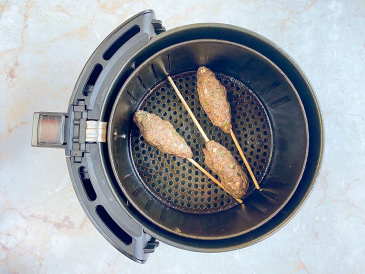 Porções de carne modeladas no palito fritadas na airfryer