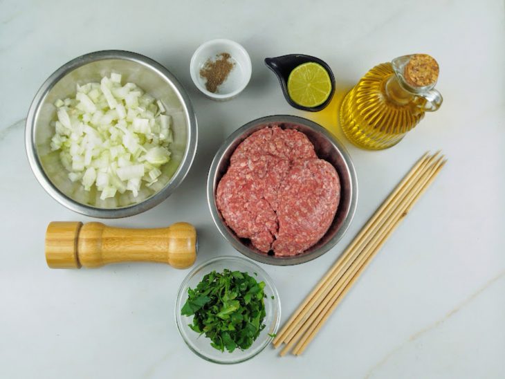 Ingredientes reunidos em uma bancada.