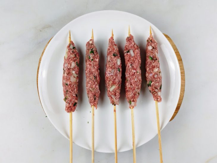 Carne moldada nos espetos.