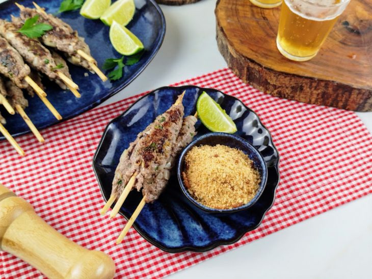Kaftas no espeto prontas para consumo.