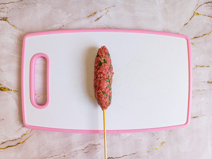 Kafta modelada no espeto.