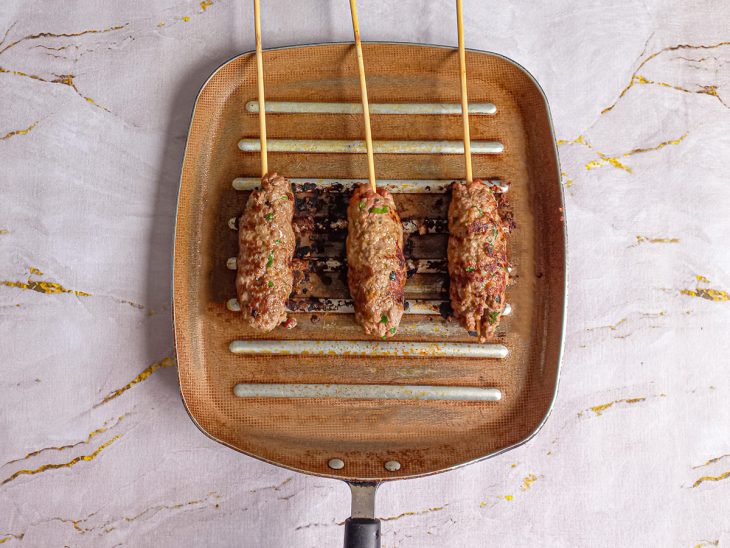 Kaftas grelhadas na frigideira.