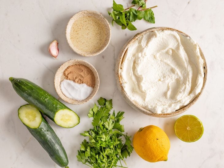 Uma bancada com os ingredientes para o molho.