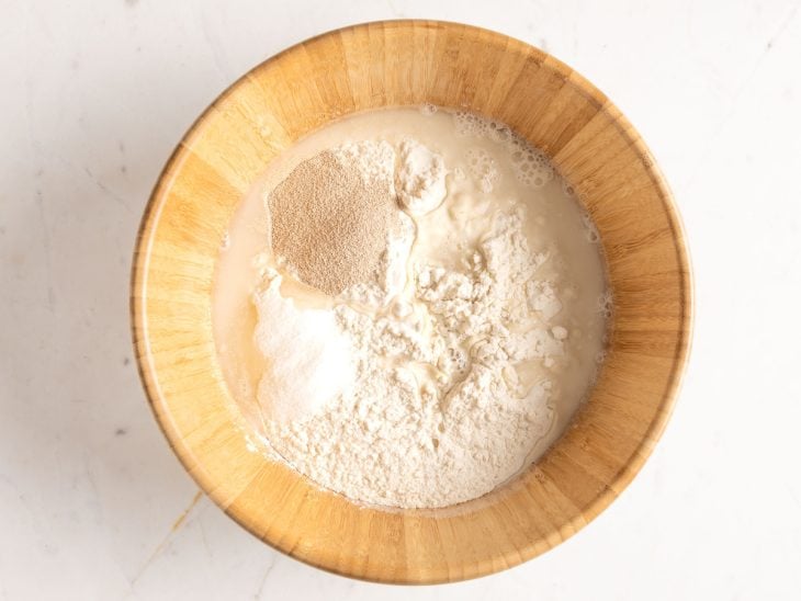 Uma tigela com os ingredientes da massa.