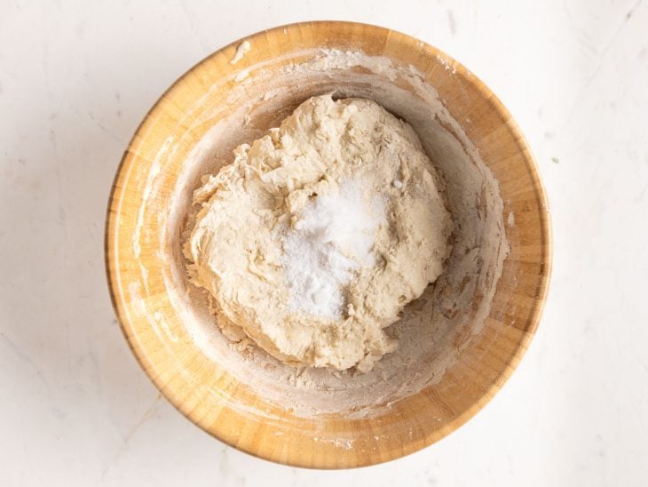 Uma tigela com os ingredientes da massa.