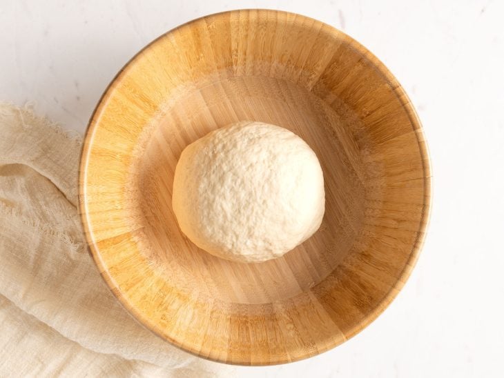 Uma tigela com a massa de pita.