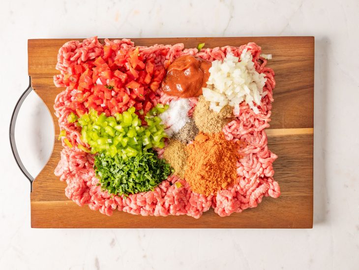 Uma tábua com os ingredientes da kafta.