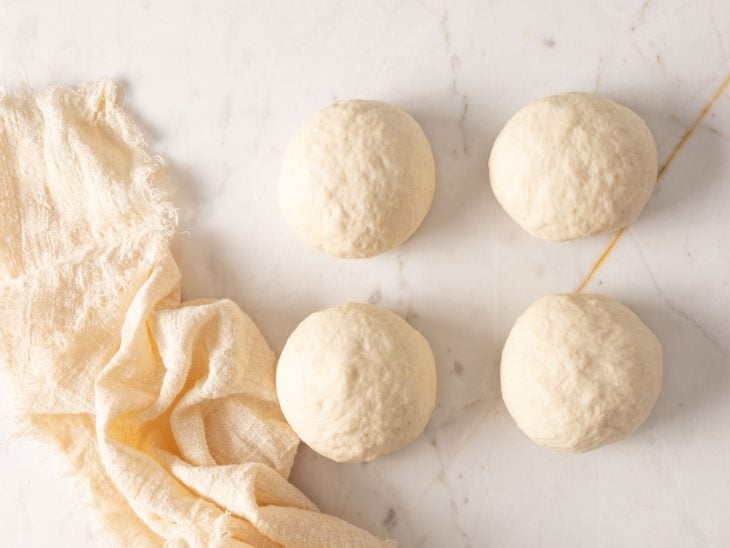Porções do pão sobre uma bancada.