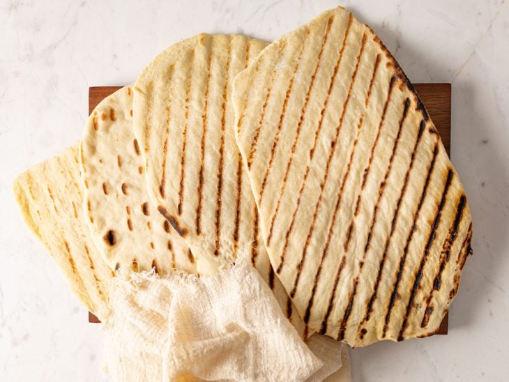 Uma tábua com pães após assar.