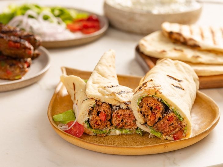 Um prato com kebab.