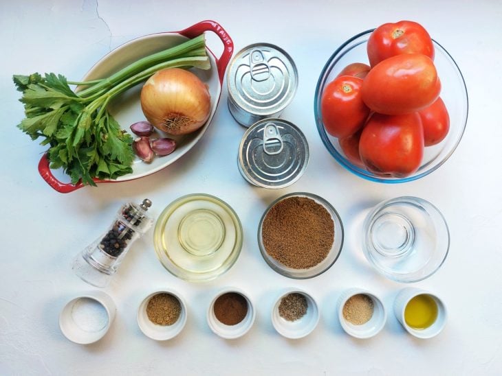 Uma bancada com os ingredientes separados.