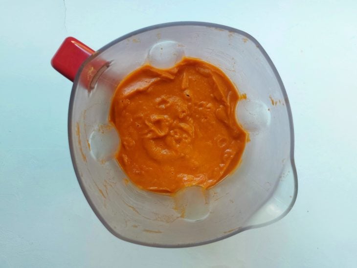 Um liquidificador contendo molho de tomate batido.