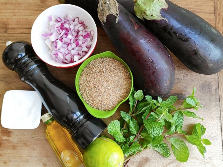 Ingredientes necessários reunidos em uma bancada.