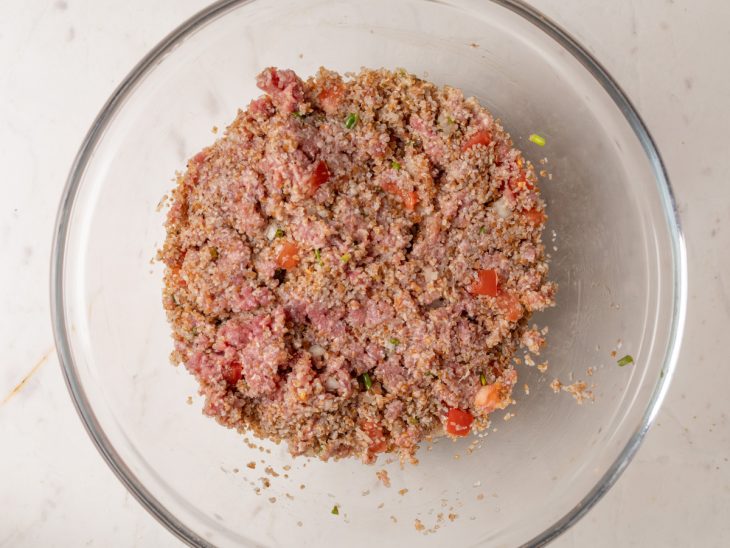 carne moída com temperos misturados a massa.