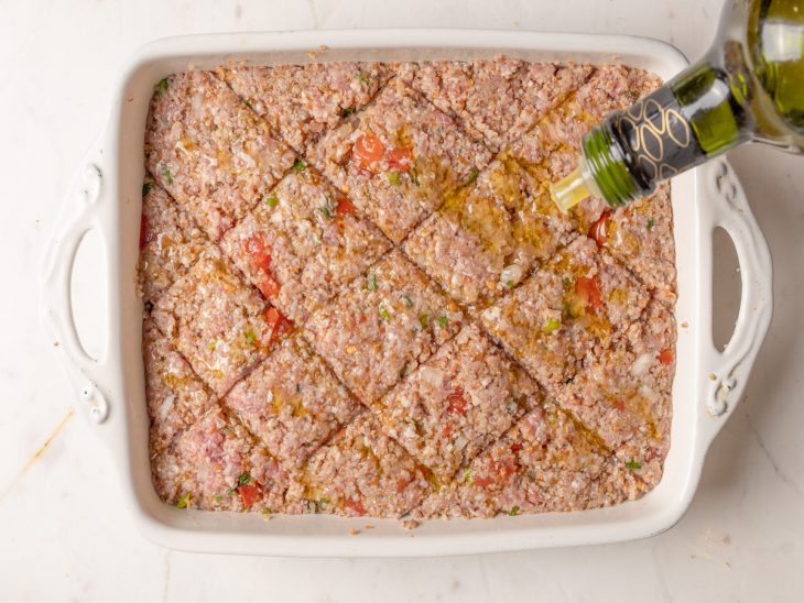 kibe de forno moldado e regado com azeite.