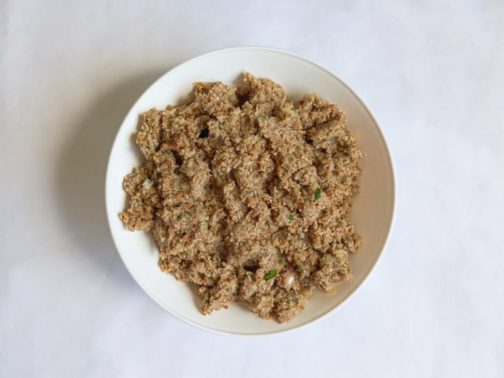 mistura de carne moída, trigo e pasta de temperos.