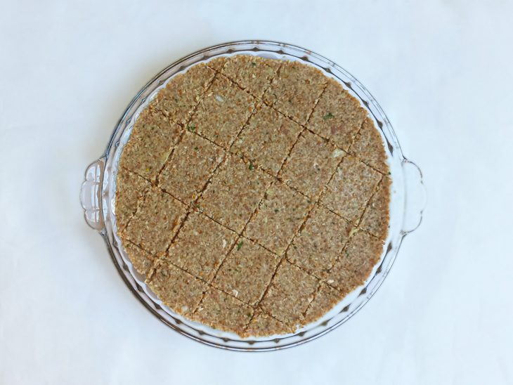 kibe de forno disposto na forma e decorado para assar.