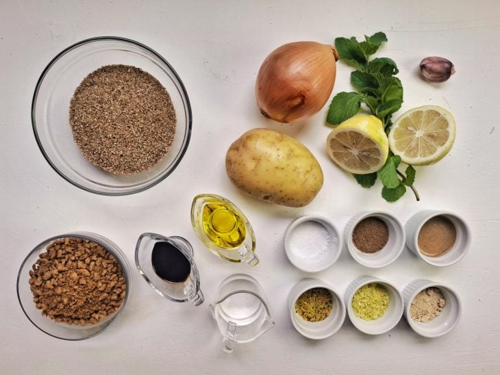 Uma bancada com os ingredientes separados.