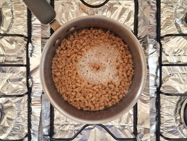 Uma panela com água, vinagre e PTS.