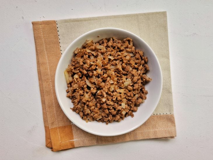 Um recipiente com a PTS frita e temperada.