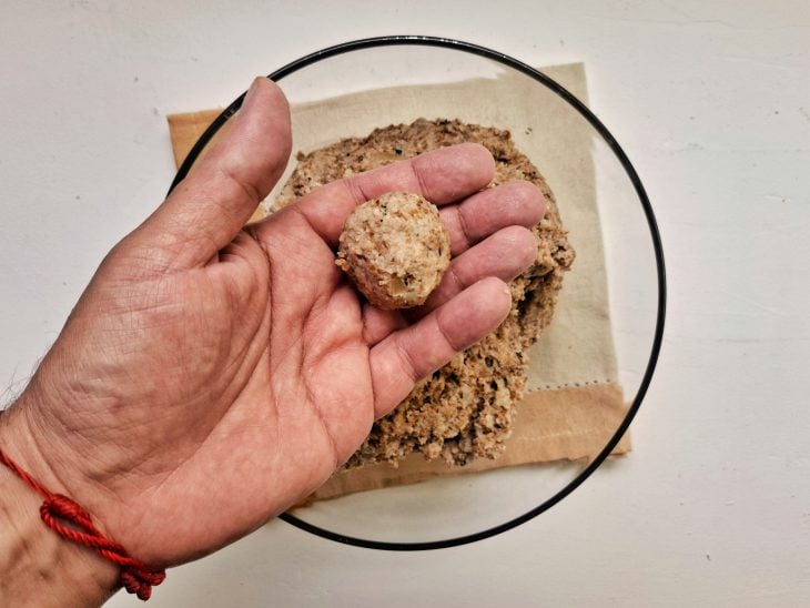 Uma bolinha moldada com a massa de kibe.
