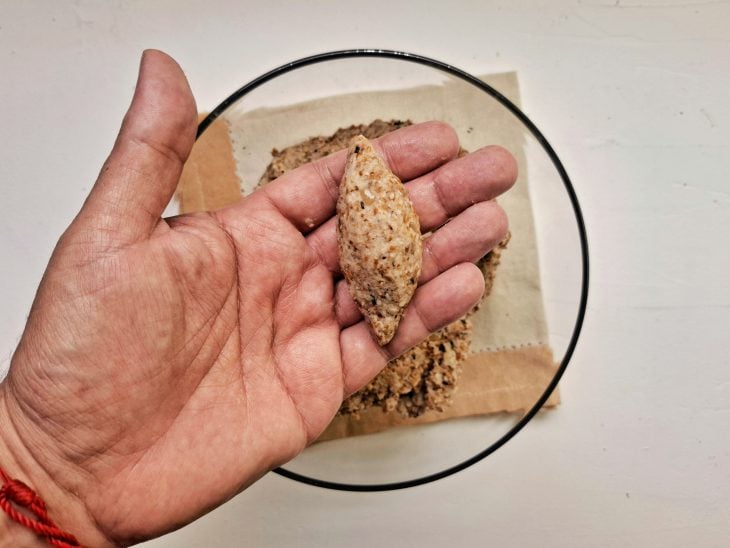 Kibe moldado cru e pronto para fritar.