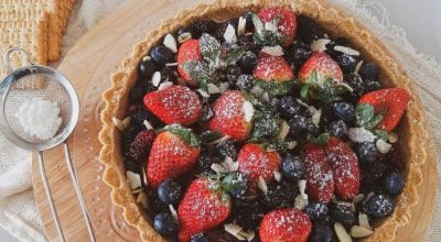 Torta de chocolate branco com frutas vermelhas