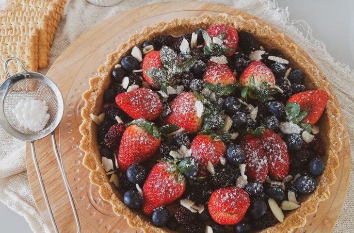 Torta de chocolate branco com frutas vermelhas