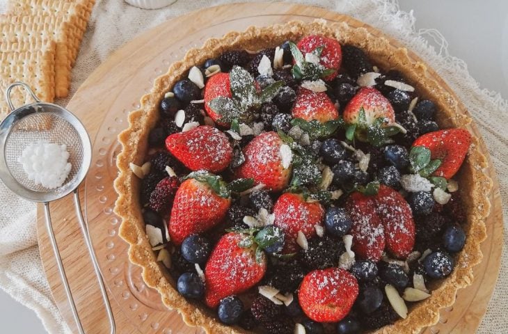 Torta de chocolate branco com frutas vermelhas