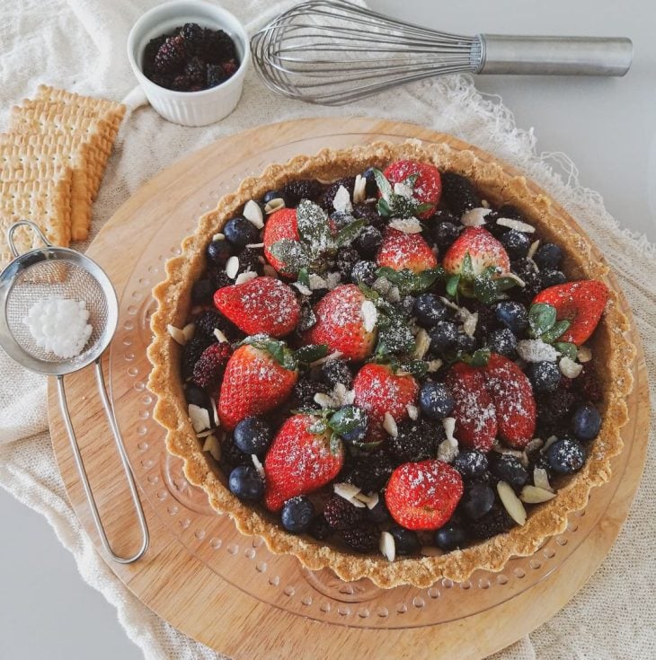 Torta de chocolate branco com frutas vermelhas