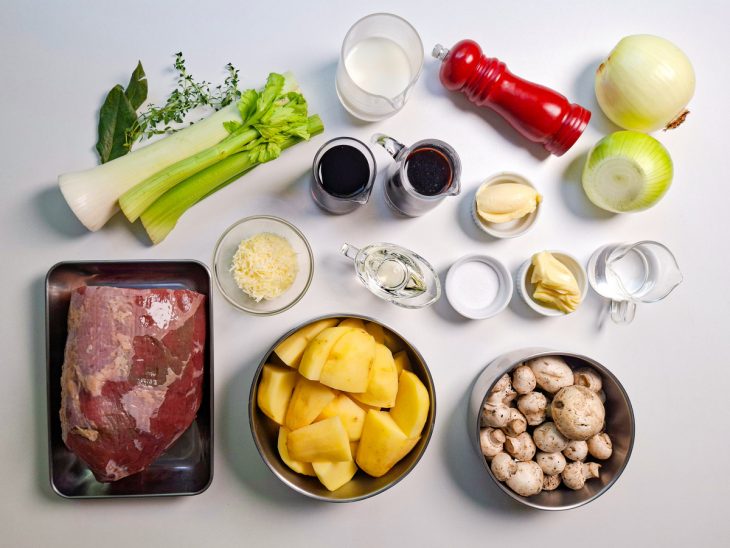 Ingredientes reunidos na bancada.