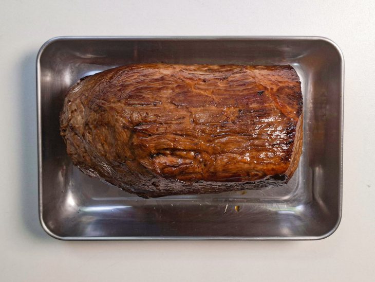 Peça da carne selada e reservada.