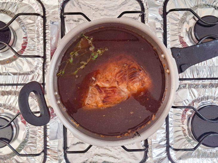 Carne adicionada na panela com os ingredientes.