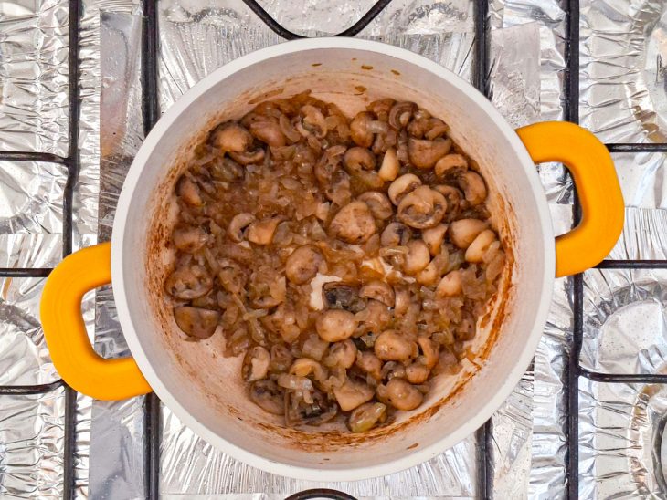 Cebola e cogumelos refogados em outra panela.