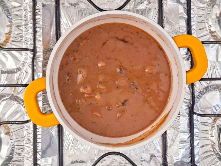 Molho madeira adicionado a panela.