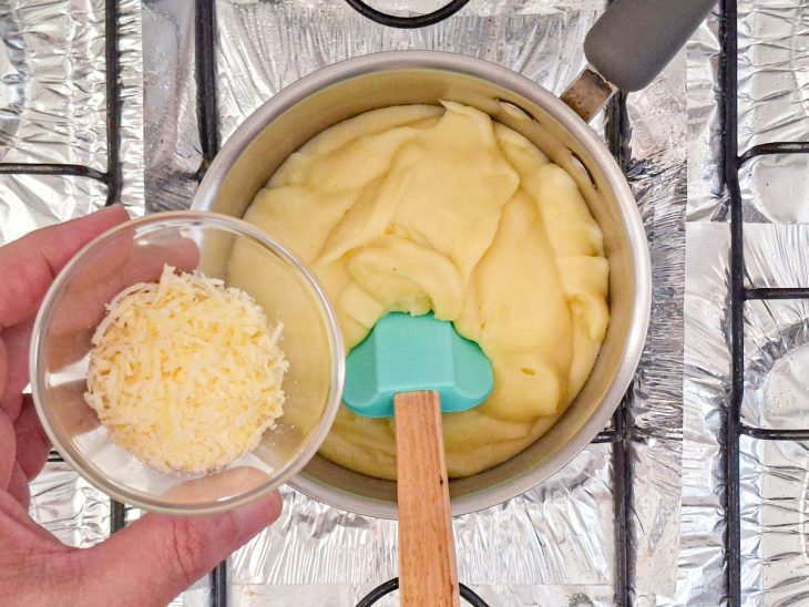 Parmesão sendo adicionado ao purê.