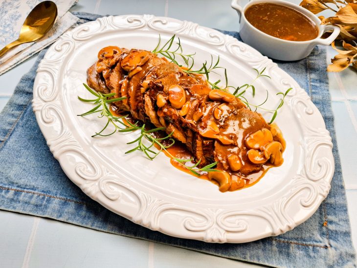 Prato com lagarto ao molho madeira, fatiado.