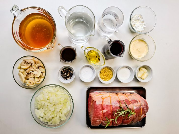 Ingredientes separados sobre a bancada.