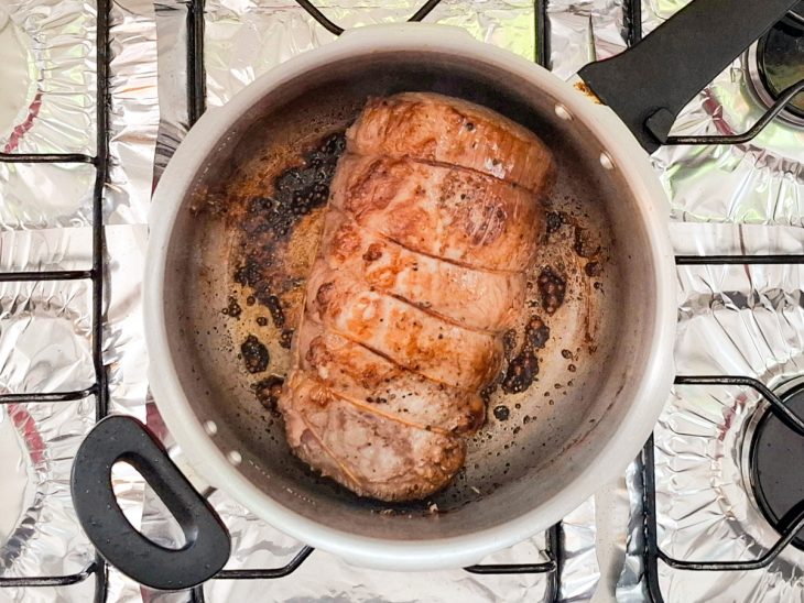 Açúcar caramelizando na panela.