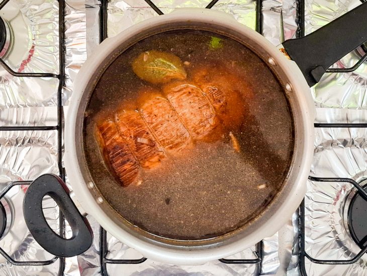Lagarto cozinhando na panela.