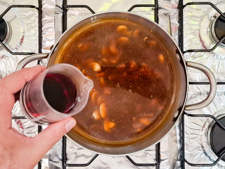 Vinho tinto adicionado à panela.