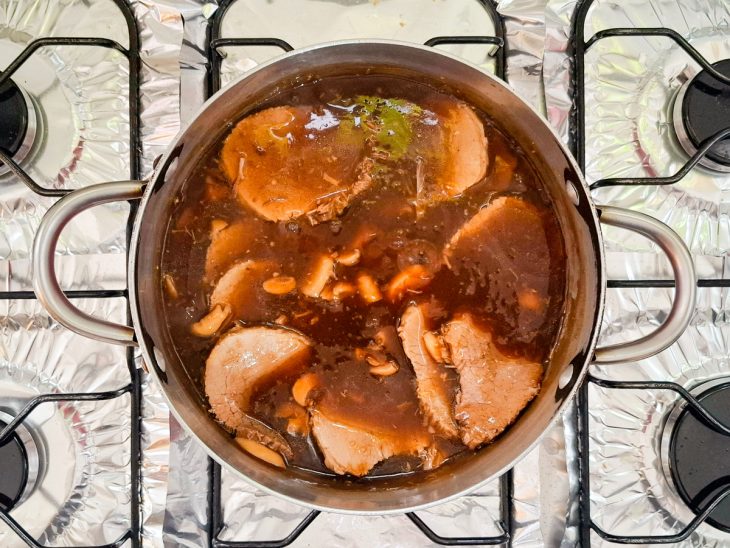 Bifes médios de lagarto ao molho.