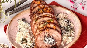 Lagarto assado recheado com bacon e farofa